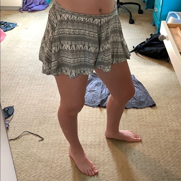 Patterned Flowy Shorts - Picture 3 of 3